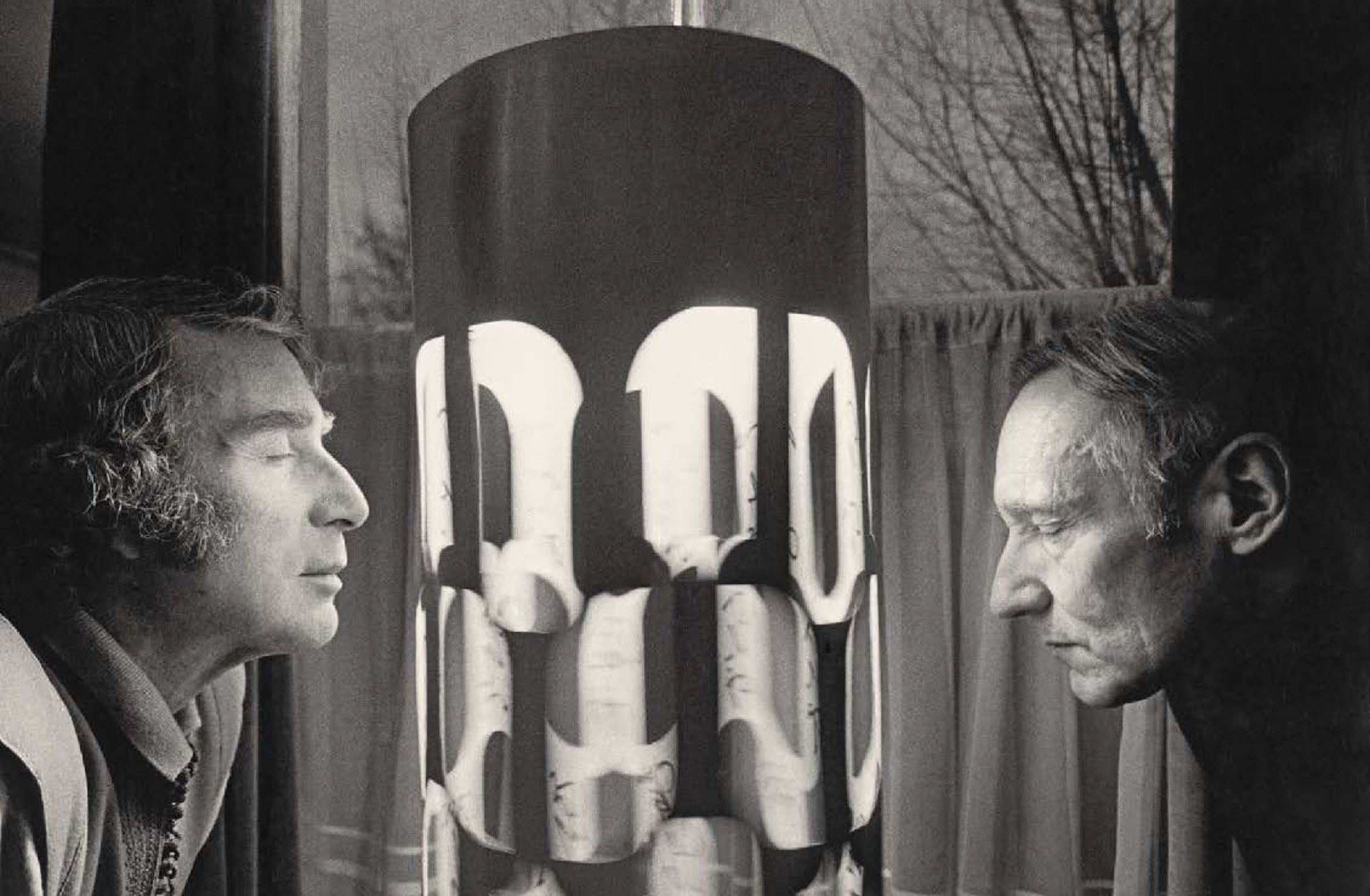 Brion Gysin led an eventful life. Among other projects, he explored the idea that with the help of light people with eyes closed could be put into a trance. “Dreamachines” were to develop this idea on an artistic level. Hold on to your seats...<br />
