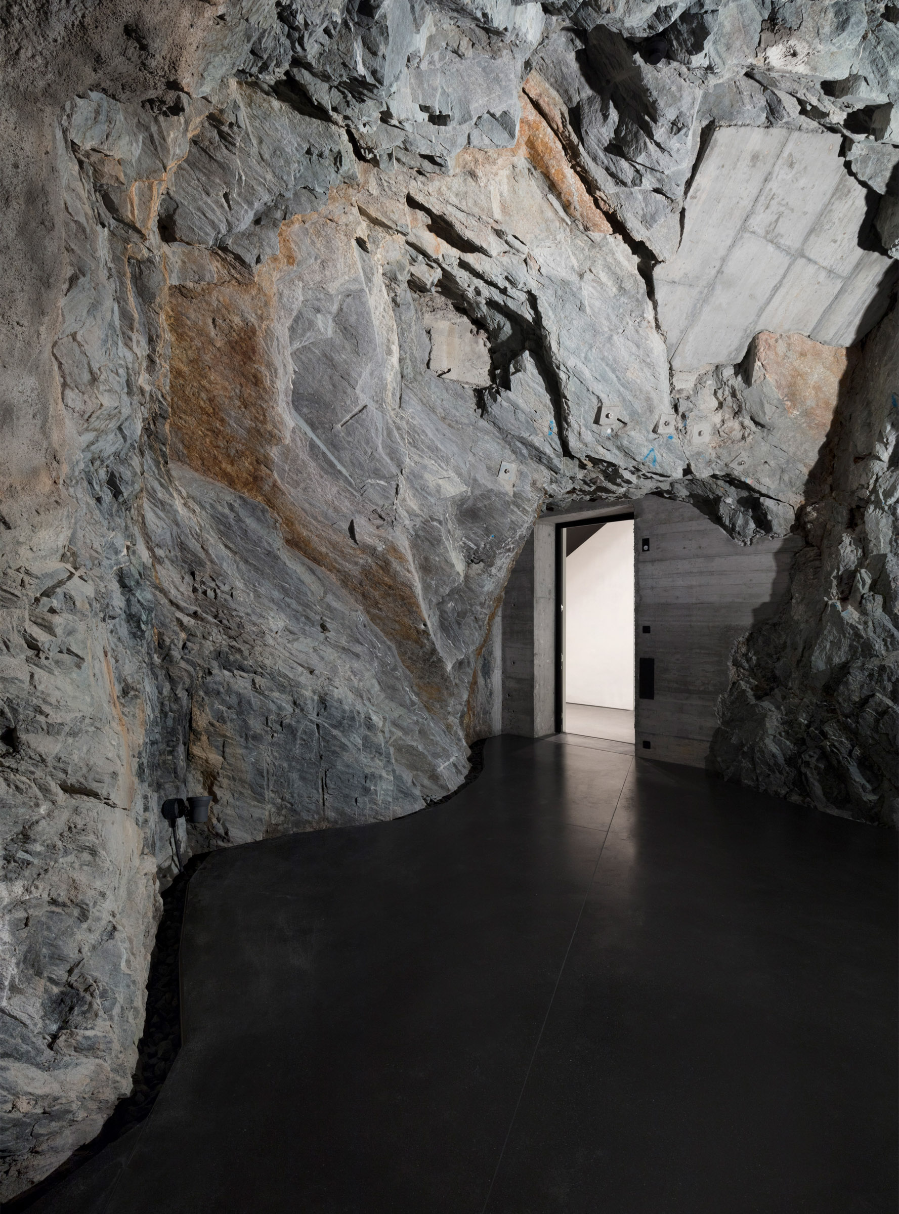 muzeum-susch-chasper-schmidlin-lukas-voellmy-subterranean-museum-architecture-switzerland_dezeen_2364_col_16